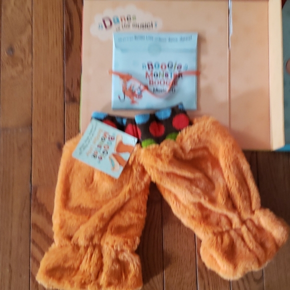 Brand New Children's Book, CD & Fuzzy Leg Warmers - Picture 3 of 4
